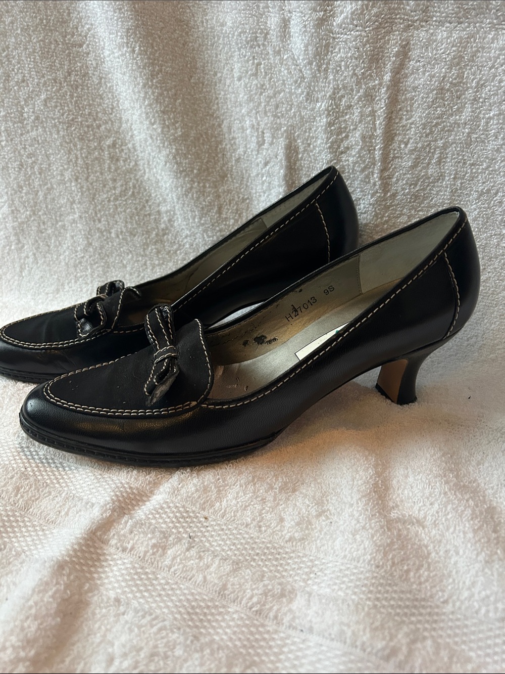 Ros Hommerson Black Leather Knot-Trim Kitten Heel Pumps